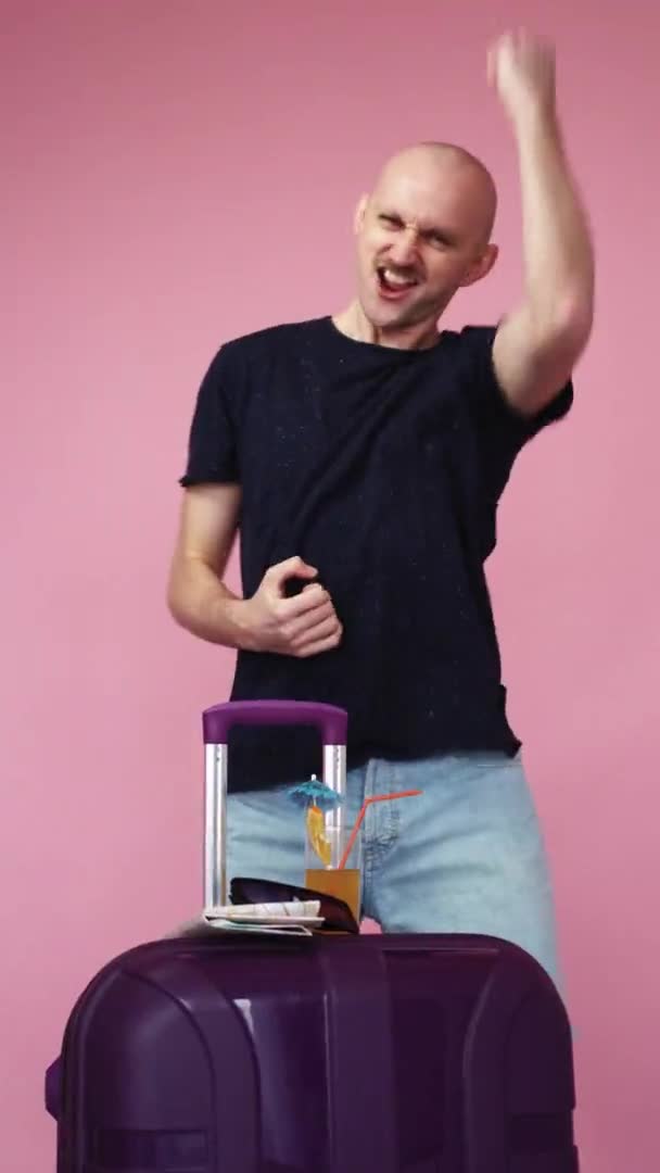 Vacation Excitement Joyful Man Yes Gesture Happy Expressive Guy Suitcase — Vídeo de stock