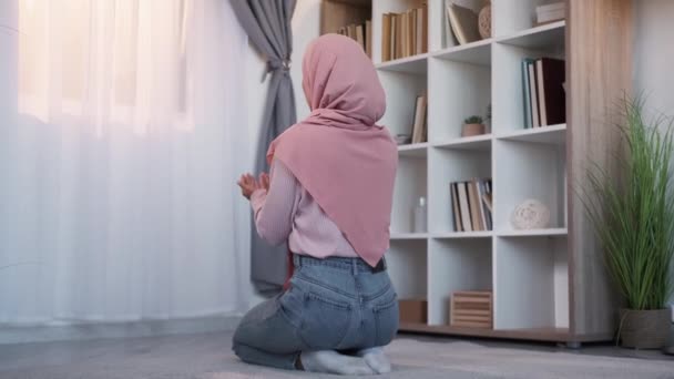 Islamic Prayer Muslim Faith Ramadan Praying Back View Faithful Woman — Vídeo de Stock