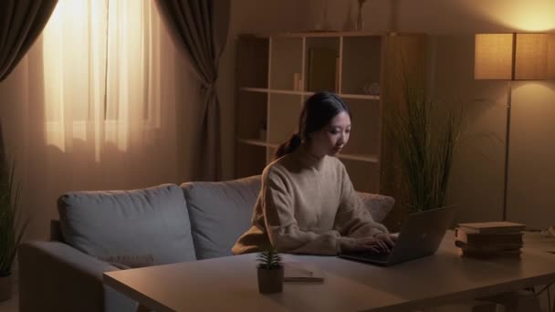 Einde Werkdag Voltooid Project Afstandsbediening Tevreden Vrouwelijke Freelancer Sluiten Laptop — Stockvideo