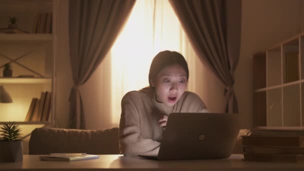 Student Overload Learning Anxiety Home Education Overwhelmed Girl Watching Video — Vídeo de Stock