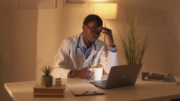 Overworked Doctor Scrubs Lifestyle Night Shift Fatigue Tired Exhausted Male — Video Stock