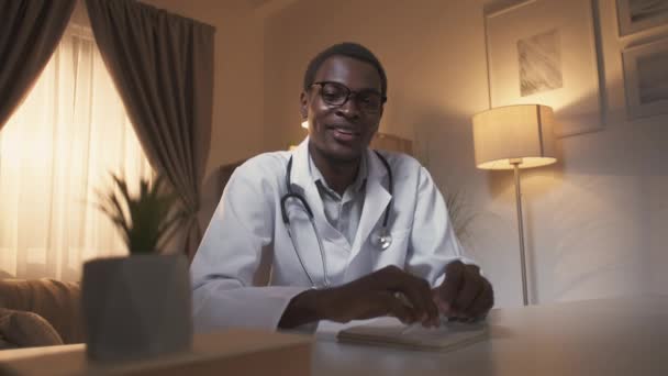 Doktor Online Telemedyczna Rozmowa Wideo Cyfrowa Klinika Uśmiechnięty Lekarz Pozdrowienia — Wideo stockowe