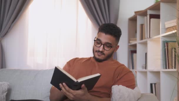 Membaca Hobi Pecinta Buku Liburan Akhir Pekan Pria Cerdas Yang — Stok Video