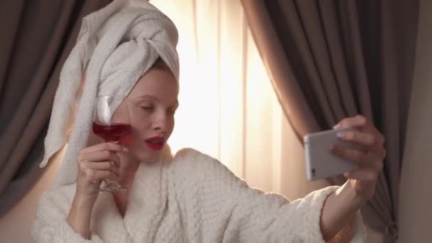Toast Selfie Virtuelle Feier Luxusleben Soziale Medien Glücklich Lächelnde Bloggerin — Stockvideo