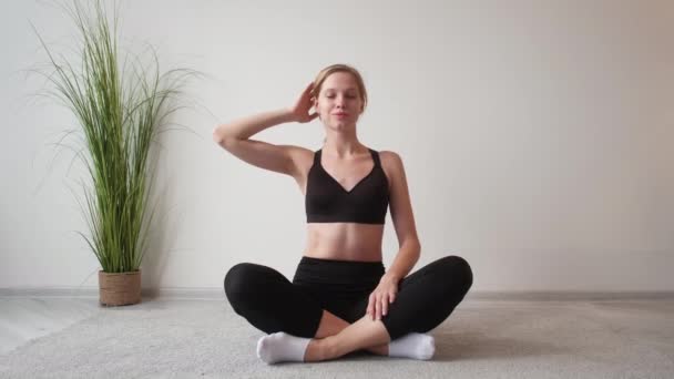 Home Yoga Indoor Training Flexibility Wellbeing Relaxed Athletic Woman Stretching — Vídeo de Stock