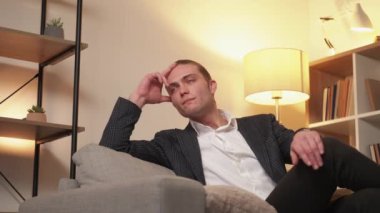 Profesyonel tefekkür. Başlangıç fikri. Proje stratejisi. Düşünceli şaşkın iş adamı modern iç mekandaki koltukta düşünüyor..