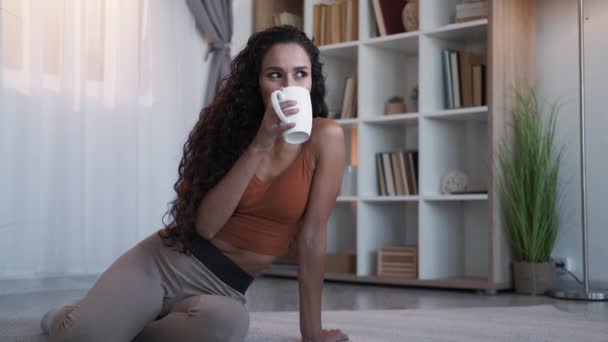 Reggeli Kávé Kényelmes Kikapcsolódás Otthon Lazíts Boldog Álmodozó Fiatal Iszik — Stock videók