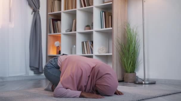 Allah Praying Ramadan Tradition Muslim Religion Faithful Woman Hijab Praise — Vídeo de stock