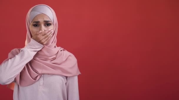Vrouwelijke Rechten Vrouwendiscriminatie Gendergelijkheid Verontrust Bang Sprakeloze Dame Hijab Bedekken — Stockvideo