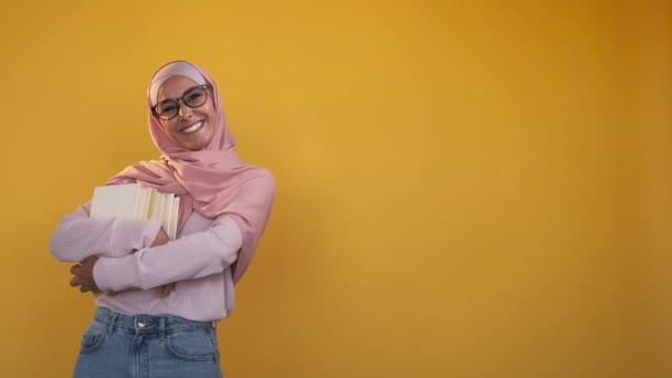 Happy Student Education Advertising College Lifestyle Joyful Woman Hijab Holding — стоковое видео