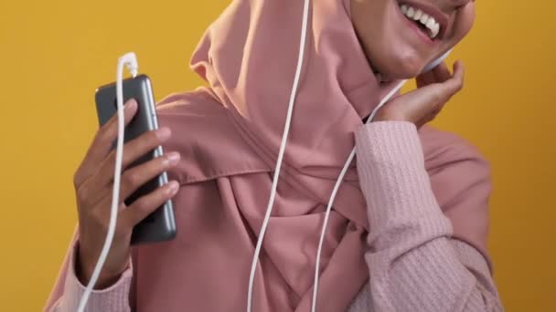 Music Gadget Playlist Joy Song Listening Joyful Toothy Smile Woman — Stok Video
