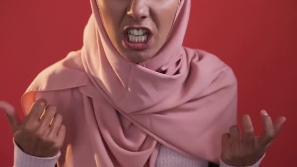 Boze Vrouw Agressieve Uitdrukking Woede Kwelling Grumpy Furious Vloeken Schreeuwen — Stockvideo
