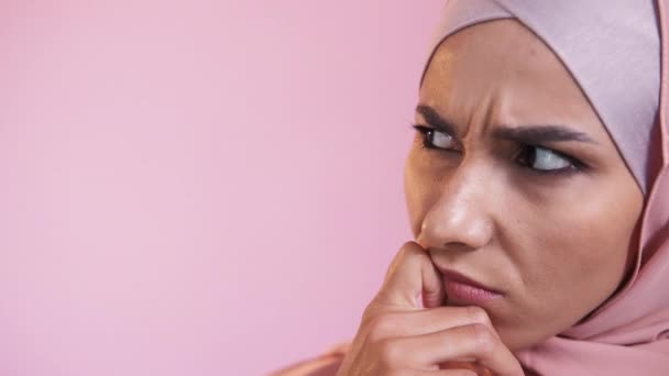 Thinking Woman Pensive Expression Advertising Background Portrait Thoughtful Female Hijab — Stok video