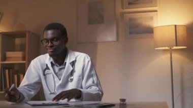 Tele sağlık tavsiyesi. Sanal tanı. Mesafe kontrolü. Memnuniyetsiz erkek doktor reddediyor. Başparmağı yok. Modern ev içi boş alanlarda geç kalmış bir jest..