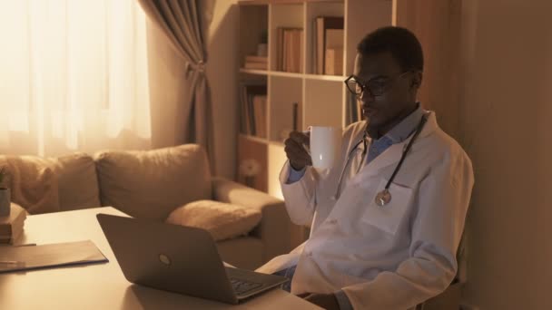 Online Medical Training Healthcare Webinar Professional Development Relaxed Male Doctor — Vídeos de Stock