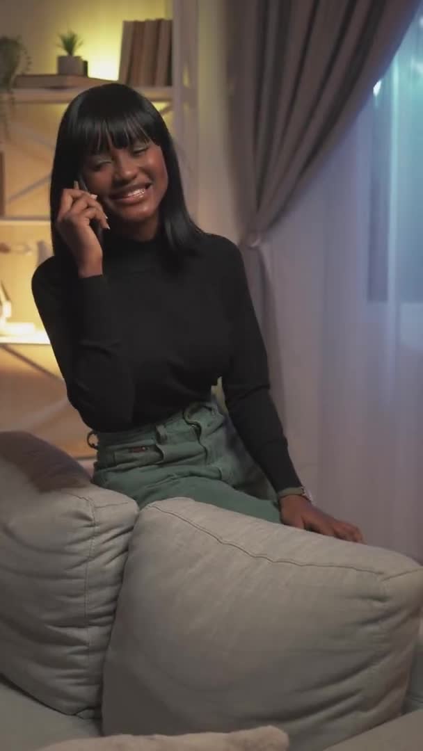 Casual Phone Call Home Leisure Mobile Technology Joyful Smiling Woman — Vídeo de Stock