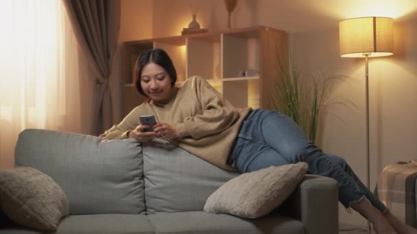 Online Lazer Casa Conversa Móvel Redes Sociais Relaxado Sorridente Menina — Vídeo de Stock