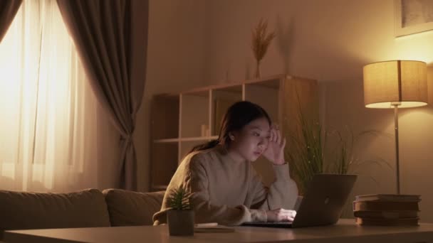 Uczę Się Zmęczenia Edukacja Online Kurs Zdalny Wyczerpane Zmęczona Dziewczyna — Wideo stockowe