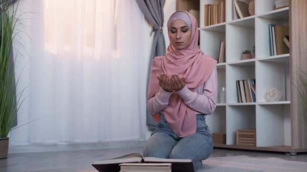 Koran Praying Faithful Muslim Islam Culture Calm Focused Woman Hijab — Αρχείο Βίντεο