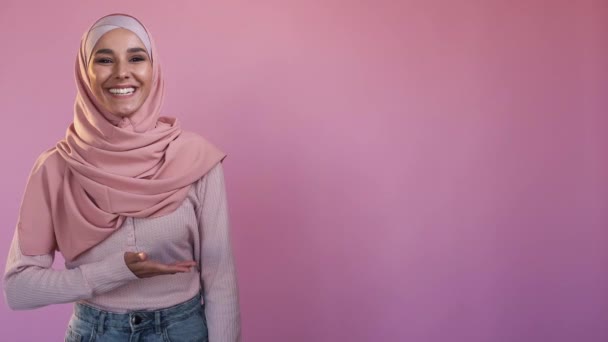 Advertising Muslim Woman Modest Fashion Offer Recommendation Happy Female Hijab — Αρχείο Βίντεο