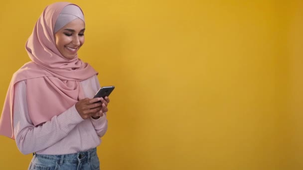 Телефонні Повідомлення Мобільний Язок Інтернет Магазини Щаслива Жінка Хіджабі Друкує — стокове відео