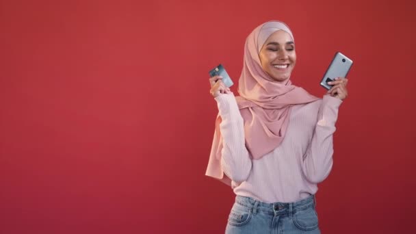 Internet Payment Online Shopping Banking Service Joyful Woman Hijab Demonstrating — Stockvideo