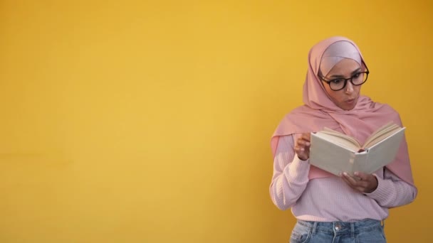 Amazed Student Interesting Book Reading Hobby Surprised Impressed Woman Hijab — Vídeos de Stock