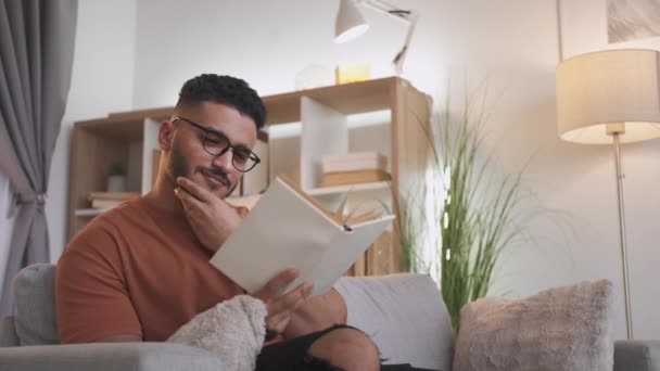 Een Studentenleven Thuis Onderwijs Weekendstudie Slimme Intelligente Pensive Man Met — Stockvideo