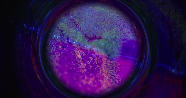 Glitter Vloeistof Achtergrond Waas Neon Werveling Microscopisch Glas Fluorescerende Magenta — Stockvideo