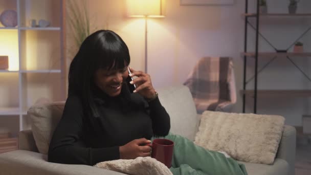Fun Phone Talk Home Leisure Mobile Communication Happy Joyful Woman — Vídeo de stock