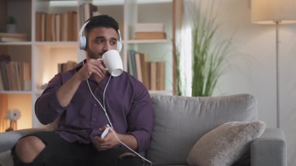 Music Inspiration Sound Pleasure Home Leisure Relaxed Pensive Man Enjoying — стоковое видео