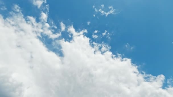 Прекрасное Небо Солнечный День Медитация Воздуха Ясное Голубое Небо Белыми — стоковое видео