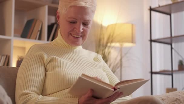 Pensioner Leisure Reading Senior Retirement Recreation Happy Dreamy Mature Woman — Stok video