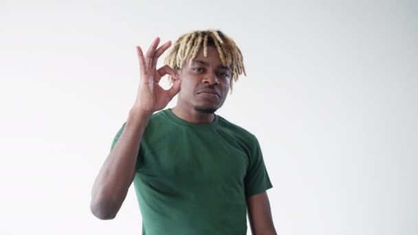 Gesture Confident Man Meme Expression Hipster Black Guy Showing Fine — Vídeo de stock