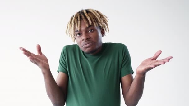 Idea Black Man Meme Expression Hesitating Hipster Guy Shrugging Hands — Vídeo de stock