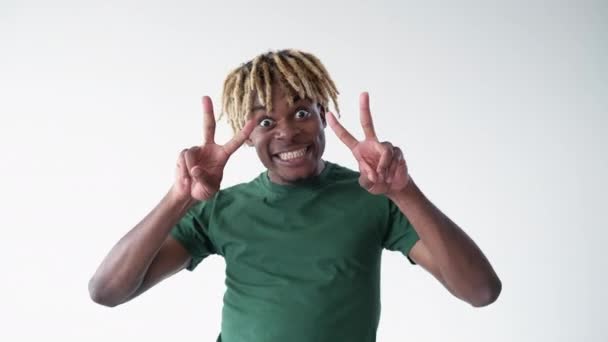 Ειρηνευτική Χειρονομία Αστείος Άνθρωπος Μιμημένη Έκφραση Hipster Συναισθηματική Μαύρο Άντρα — Αρχείο Βίντεο