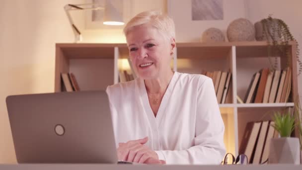 Business Coach Web Conference Online Development Friendly Happy Senior Woman — Stockvideo