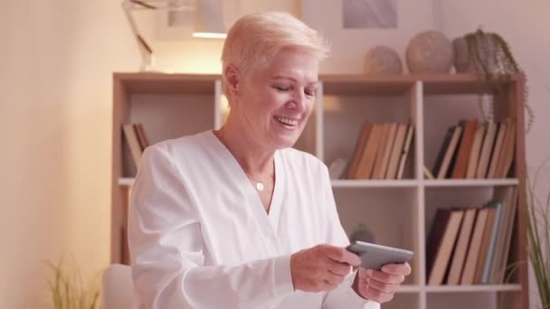 Modern Elderly Mobile Gaming Happy Retirement Joyful Senior Woman Pensioner — Video Stock