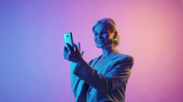 Video Call Modern Senior Mobile Communication Joyful Stylish Mature Woman — Video Stock