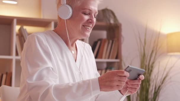 Modern Senior Gadget Leisure Retirement Fun Happy Carefree Mature Woman — Video Stock