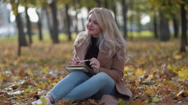 Beautiful Fall Romantic Woman Keep Memories Pretty Smiling Lady Sitting — Stockvideo