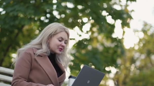 Virtual Meeting Inspired Woman Online Education Pretty Happy Lady Sitting — 图库视频影像