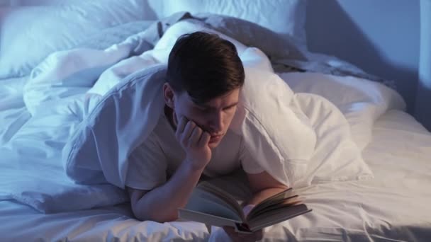 Reading Bed Night Literature Bedtime Leisure Habit Tired Curios Sleepy — Stock Video