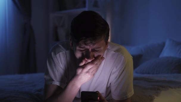 Онлайн Безсоння Гаджет Ночью Мобільне Надмірне Використання Втомився Сонний Позіхаючий — стокове відео