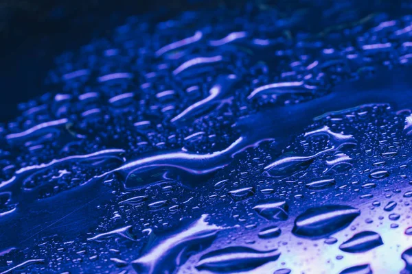 Падіння Дощу Волога Поверхня Водяні Краплі Блискучому Синьому Фоні — стокове фото