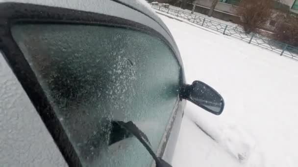 Cold Season Drivers Morning Routine Car Owner Scraping Ice Door — ストック動画