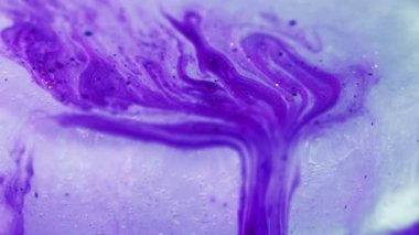 Eriyen buzun üzerinde mor sıvı boya var. Akan sıvı. Doğa buzulu eriyor. Yaratıcı sanat süreci