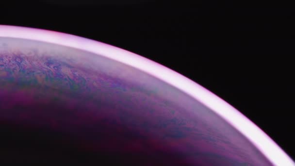 泡泡世界地球表面效应 宏观领域 明亮的球茎 蓝紫色的涡旋在黑色背景的白色线条内漂浮 — 图库视频影像