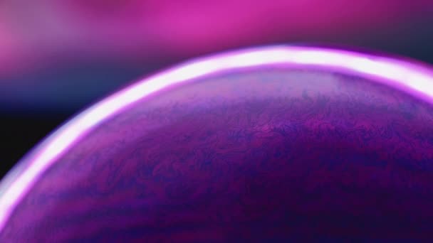 Fluidkunst Bunte Seifenblase Makrosphäre Regenbogenlampe Mit Lila Und Blauer Farbe — Stockvideo