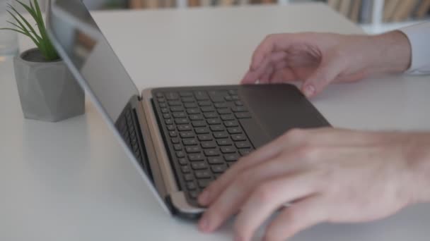 Компьютерная Проблема Раздражённый Человек Связь Прервалась Мужские Руки Открывая Ноутбук — стоковое видео